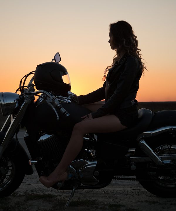 バイクの女性